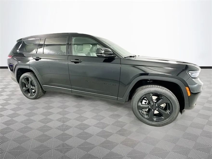 2025 Jeep Grand Cherokee Laredo photo 1