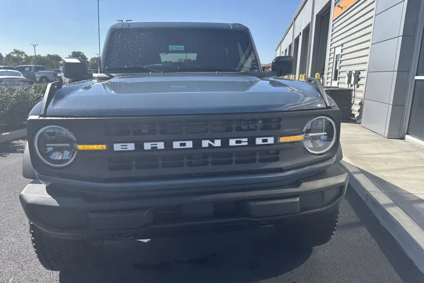 2025 Ford Bronco Base photo 1