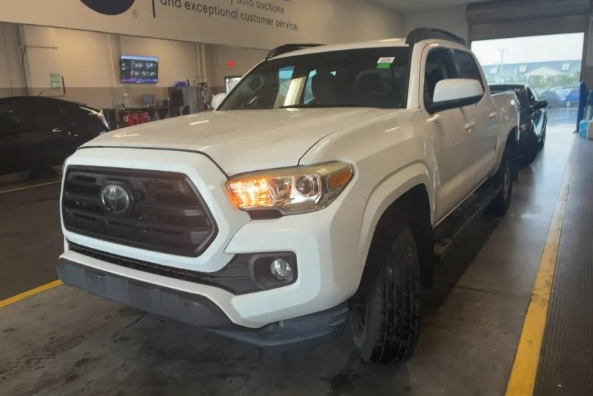 2018 Toyota Tacoma SR5 photo 1