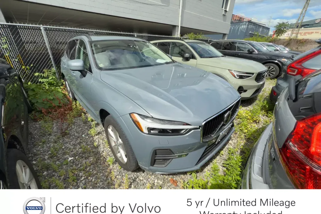 2022 Volvo XC60 B5 Momentum photo 1