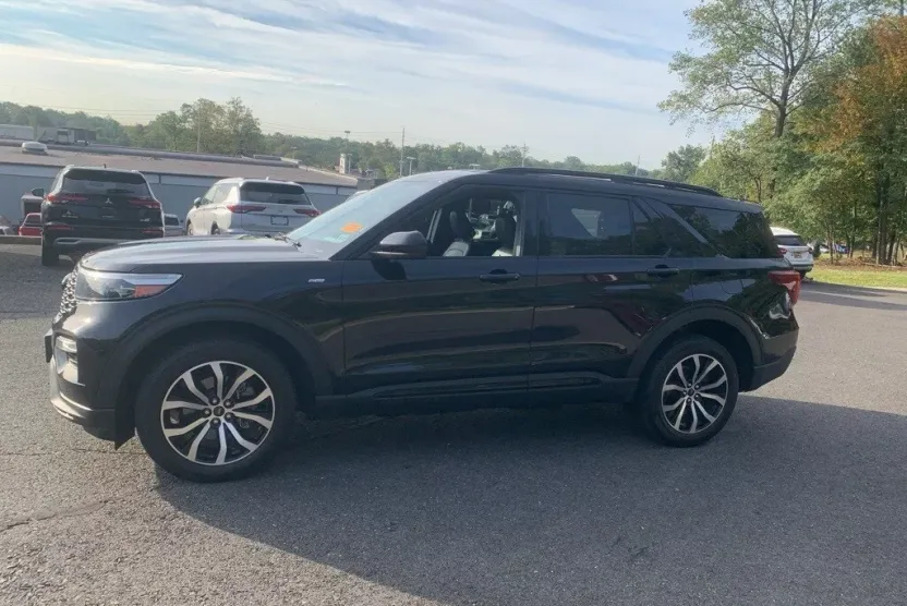 2022 Ford Explorer ST-Line photo 1