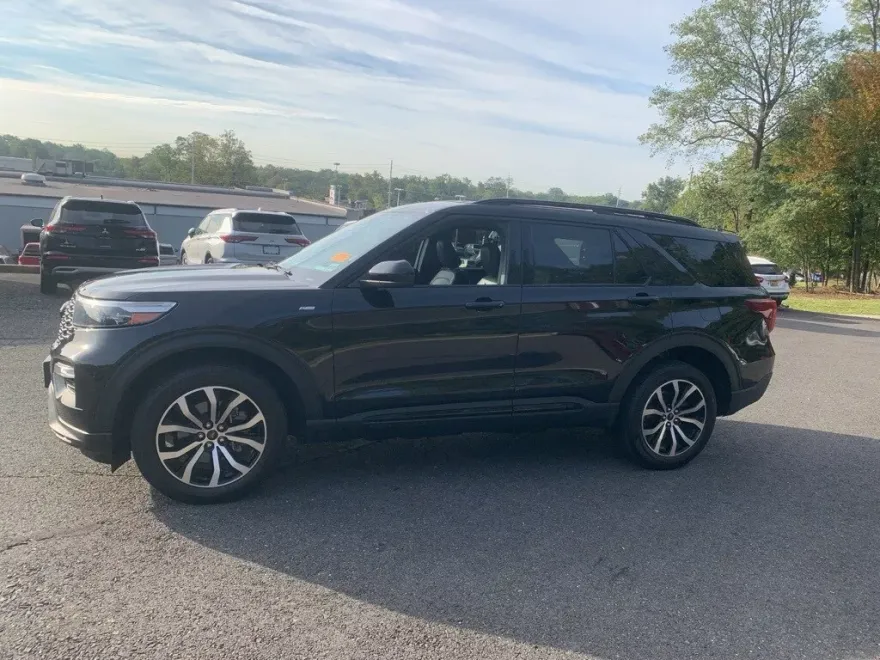 2022 Ford Explorer ST-Line photo 1