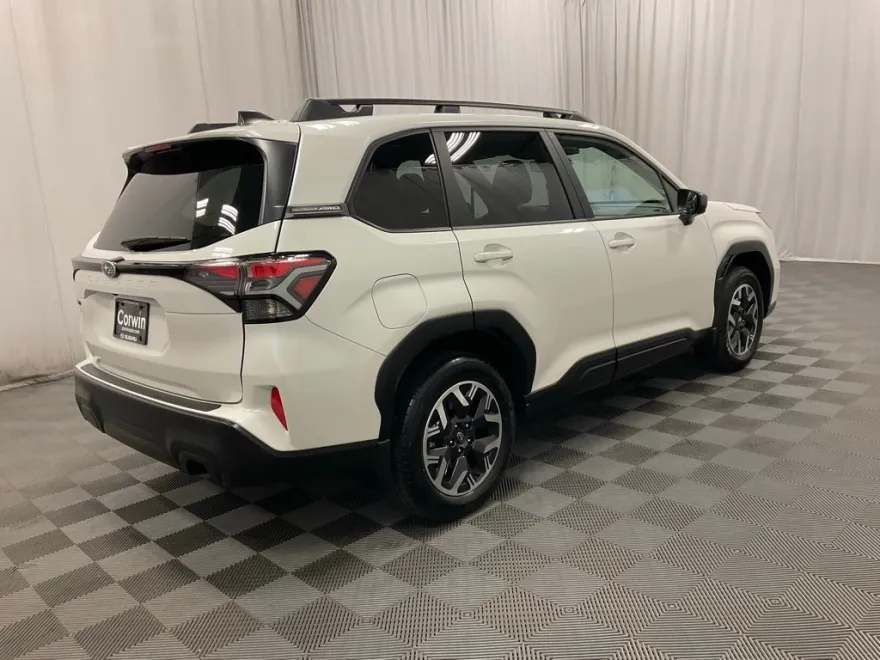 2025 Subaru Forester Premium photo 1
