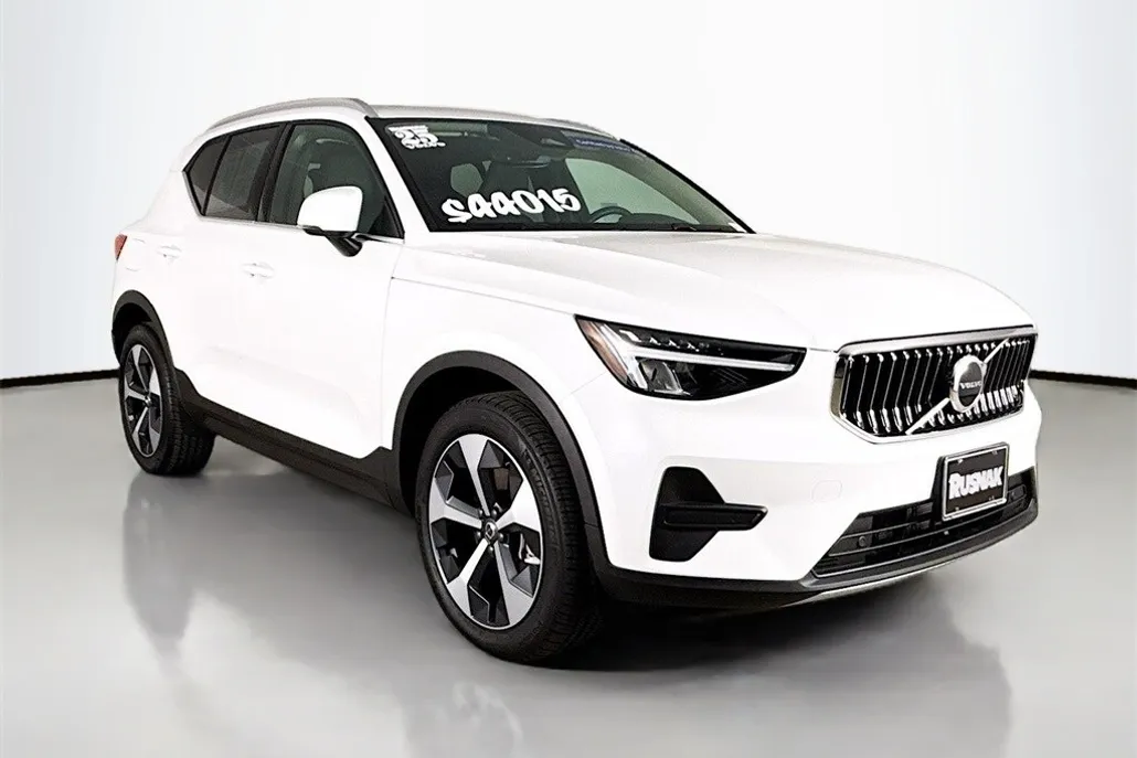 2025 Volvo XC40 Core photo 1