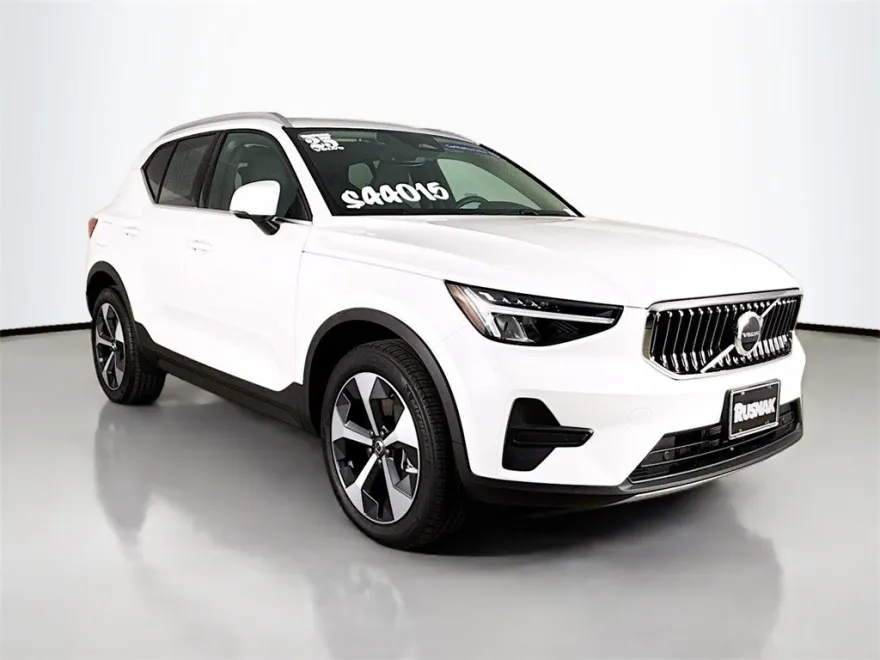 2025 Volvo XC40 Core photo 1