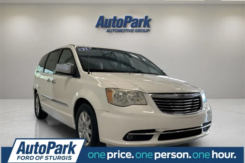 2011 Chrysler Town & Country photo 1