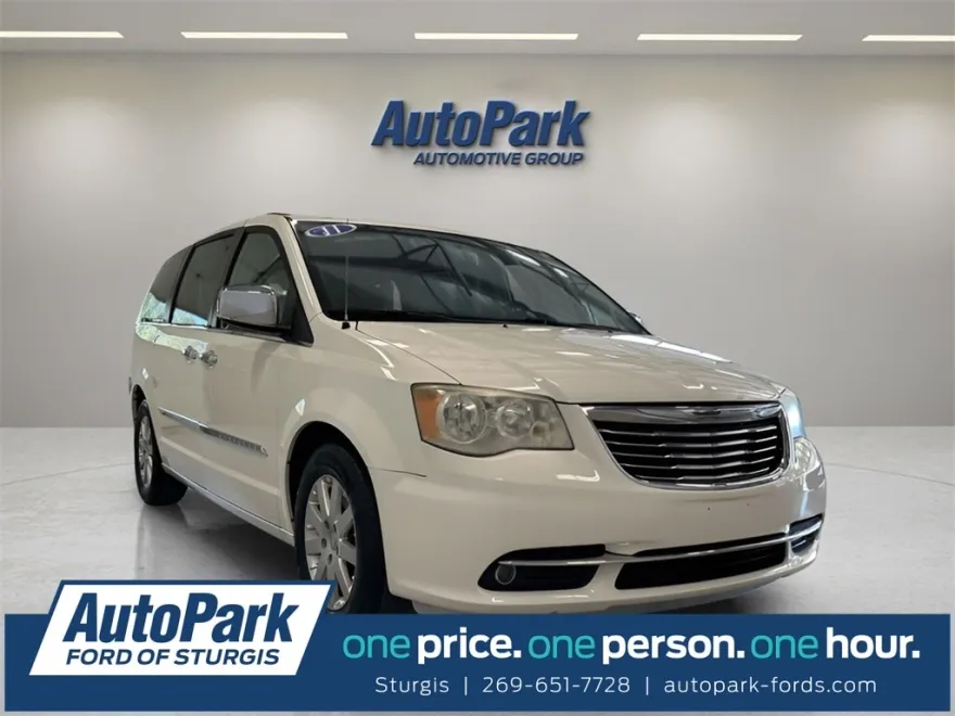 2011 Chrysler Town & Country photo 1