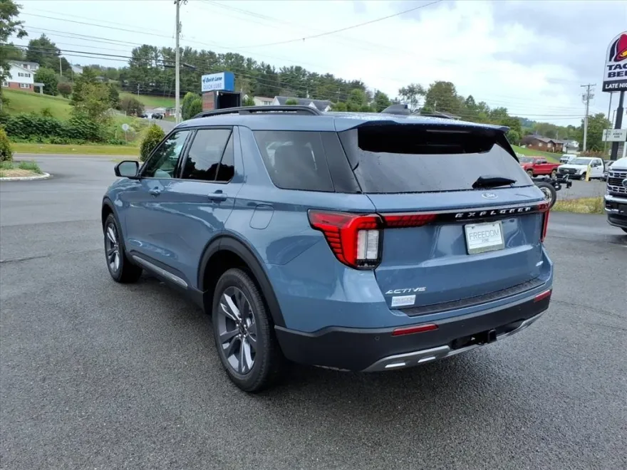 2025 Ford Explorer photo 1
