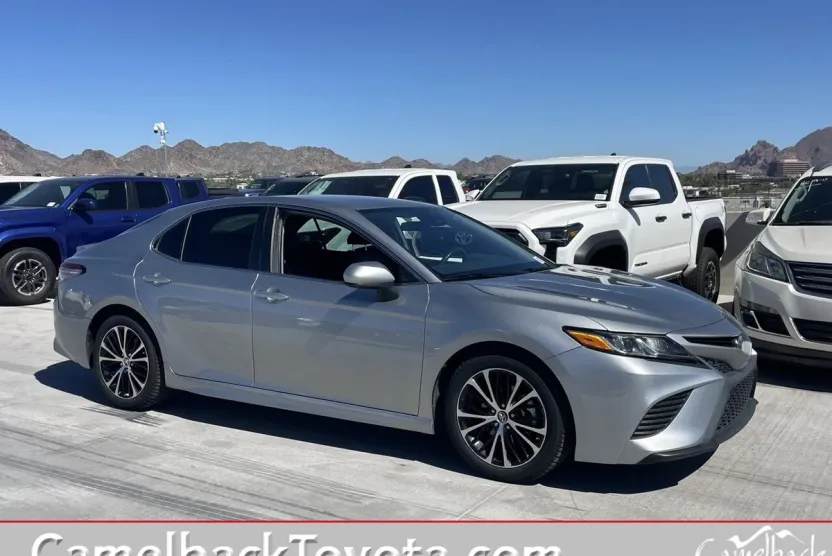 2019 Toyota Camry SE photo 1