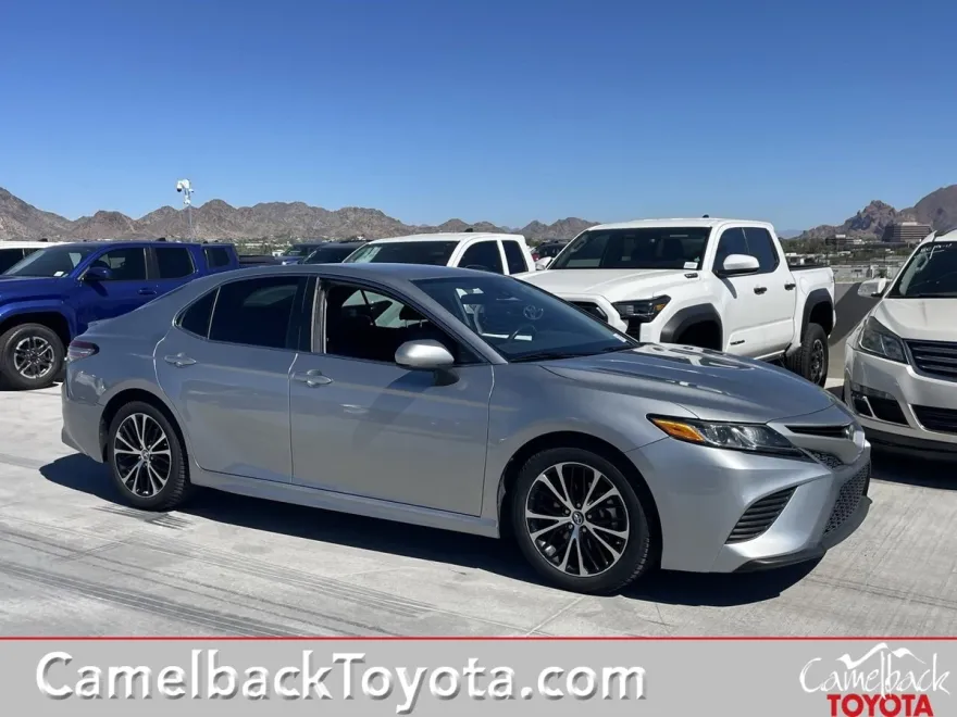 2019 Toyota Camry SE photo 1