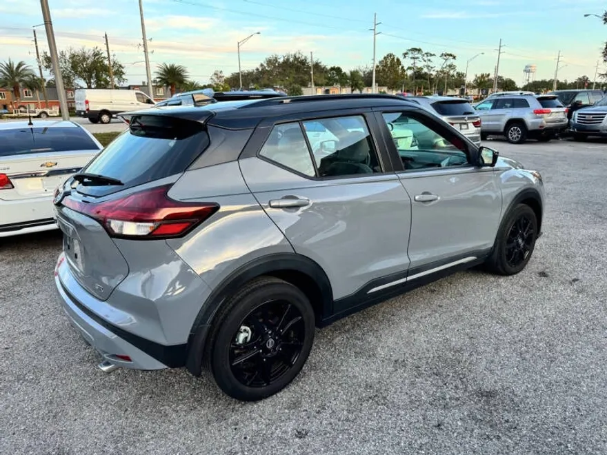 2021 Nissan Kicks SR photo 1