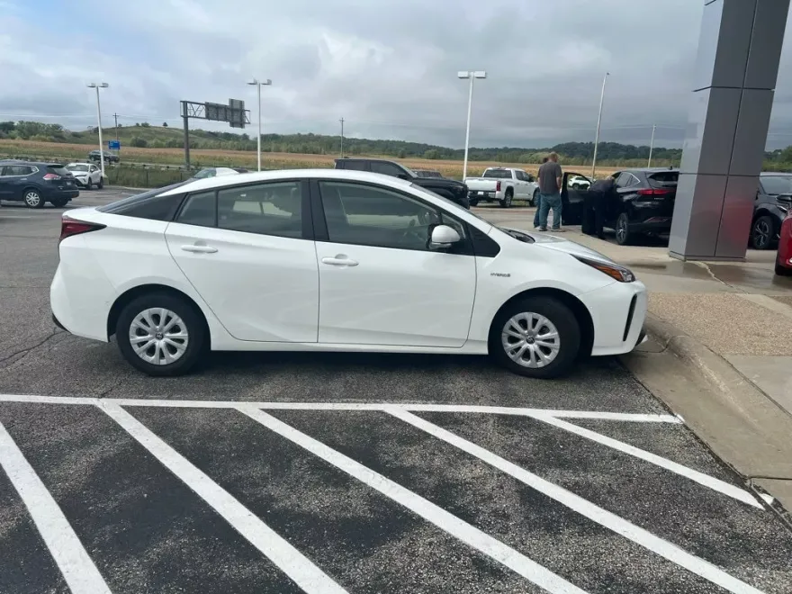 2021 Toyota Prius LE photo 1