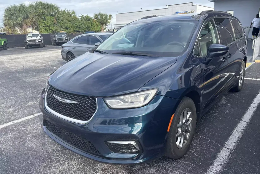 2021 Chrysler Pacifica Touring photo 1