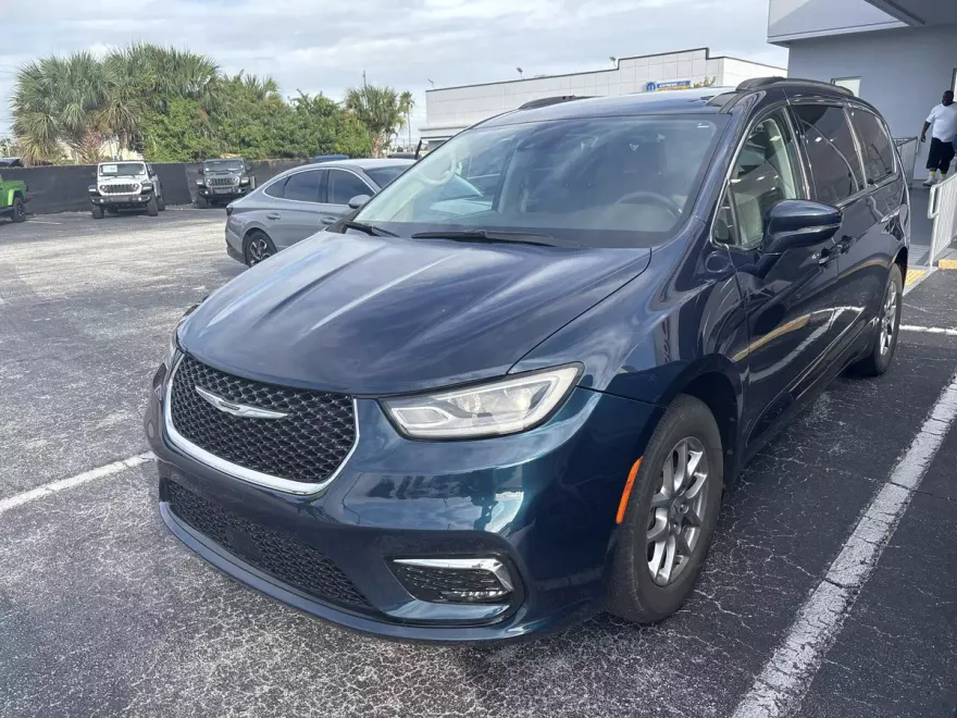 2021 Chrysler Pacifica Touring photo 1