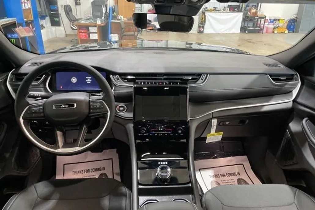 2025 Jeep Grand Cherokee Laredo Altitude photo 1