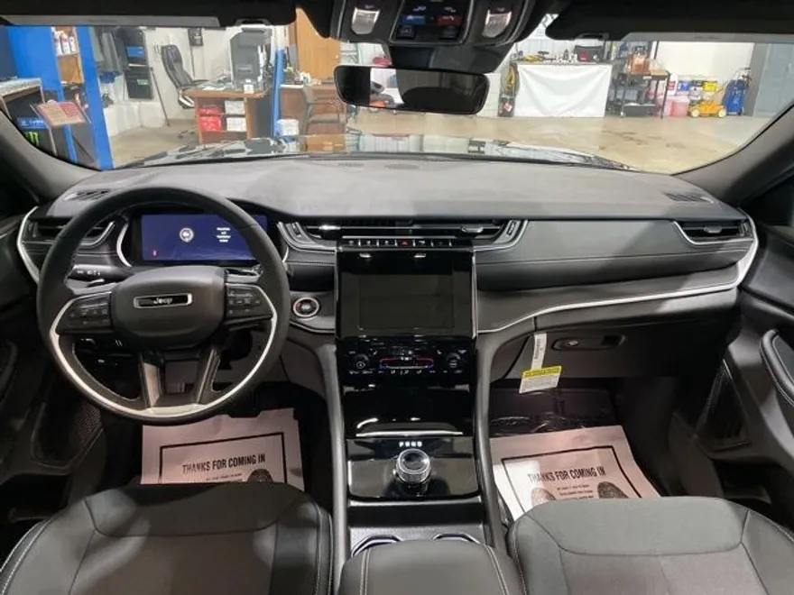 2025 Jeep Grand Cherokee Laredo Altitude photo 1