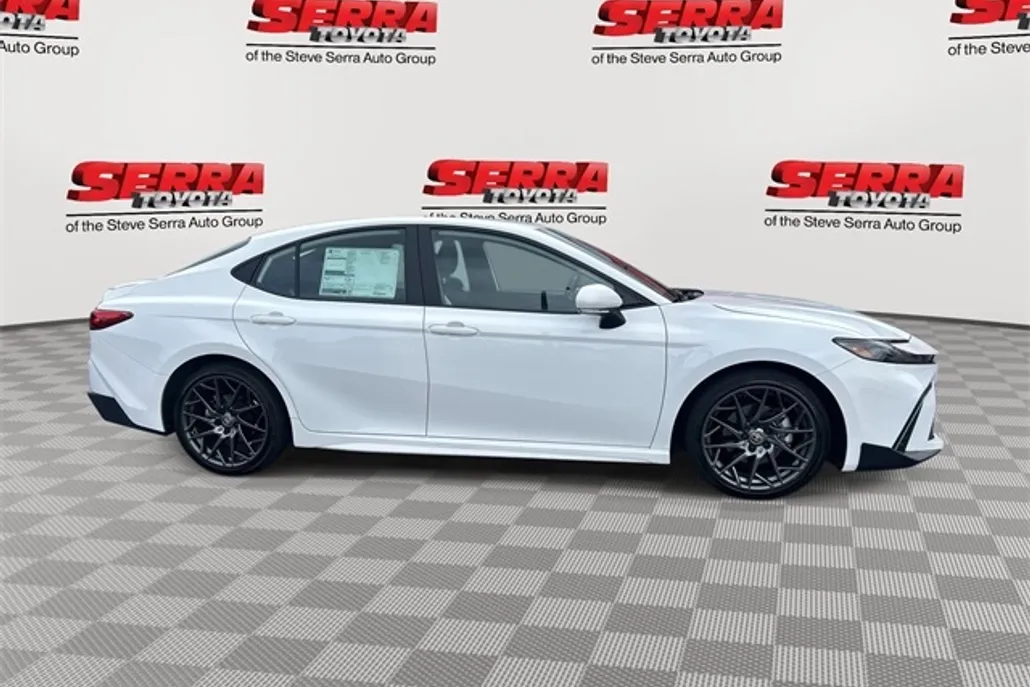 2025 Toyota Camry SE photo 1
