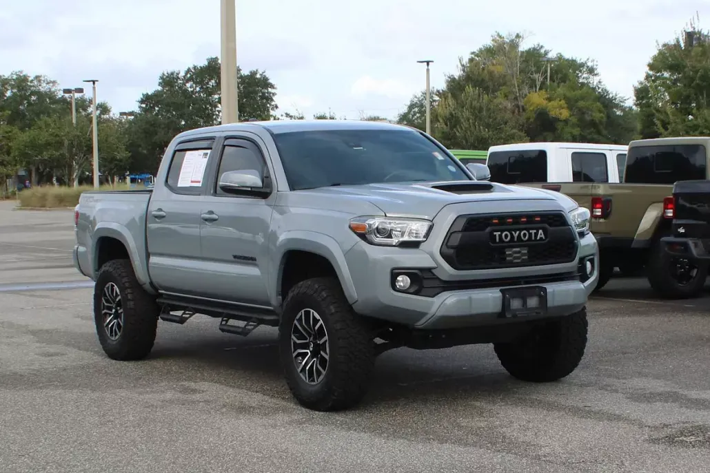 2020 Toyota Tacoma LE photo 1