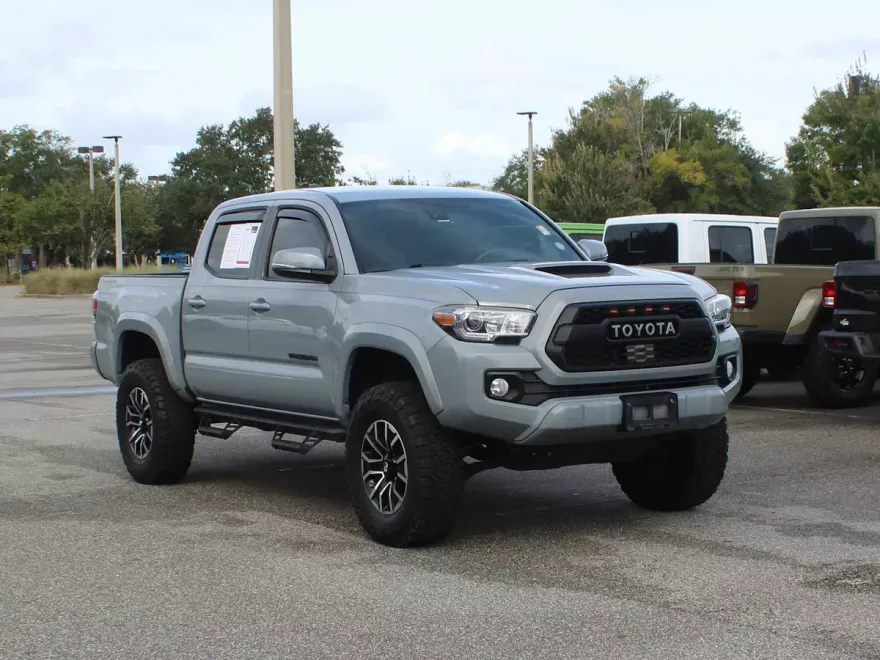 2020 Toyota Tacoma LE photo 1