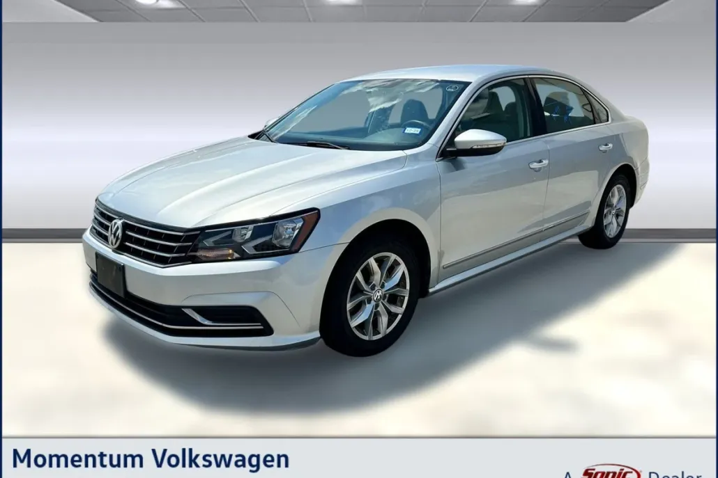 2017 Volkswagen Passat S photo 1