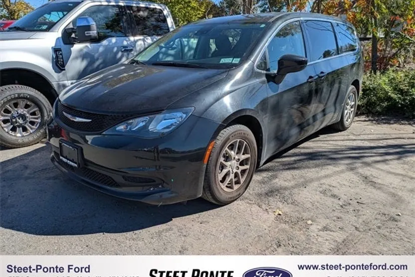 2023 Chrysler Voyager LX photo 1