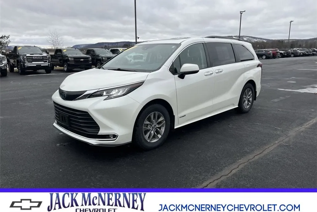 2021 Toyota Sienna XLE photo 1