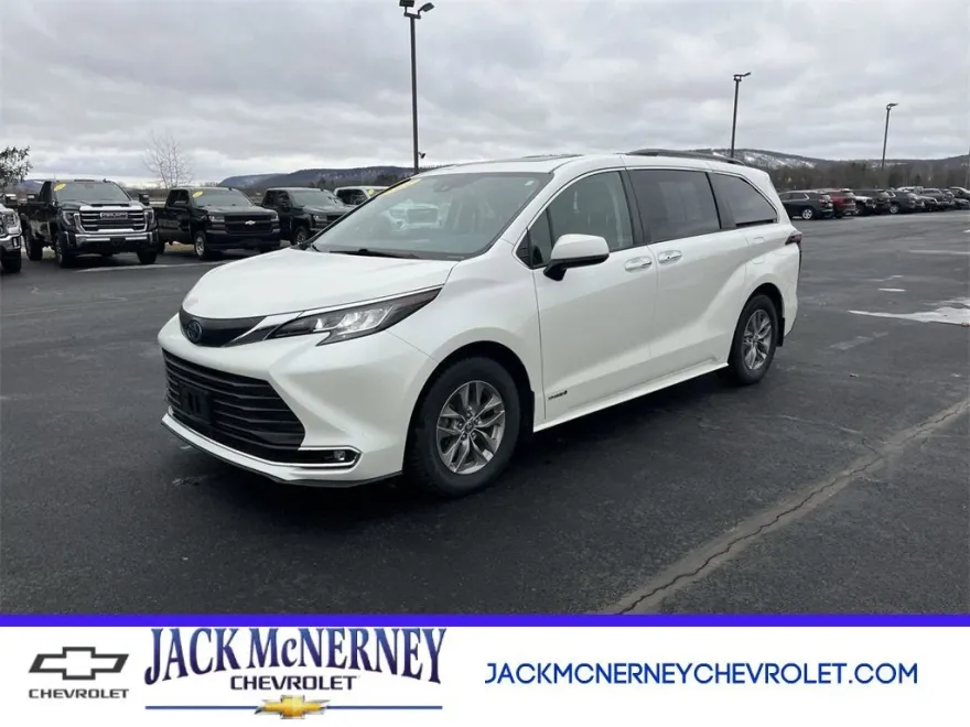 2021 Toyota Sienna XLE photo 1