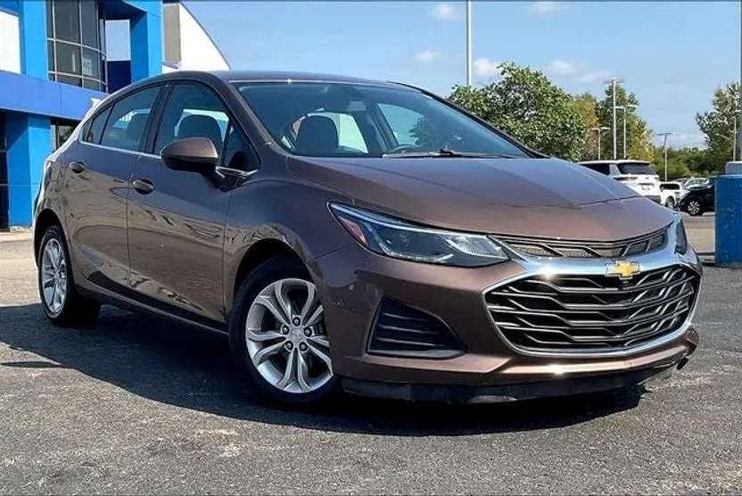 2019 Chevrolet Cruze LT photo 1