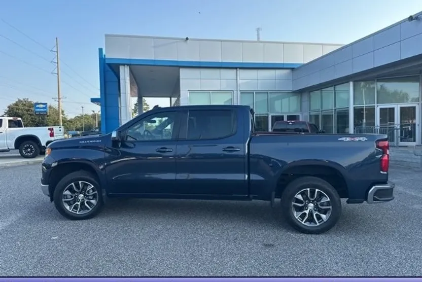 2022 Chevrolet Silverado 1500 LT photo 1