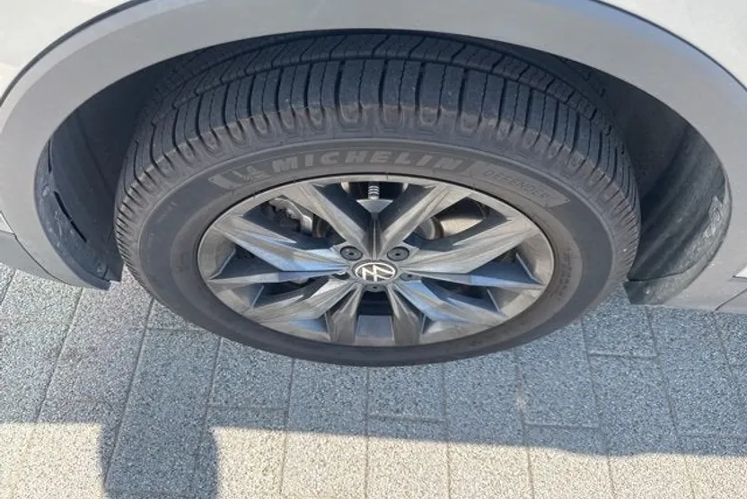 2023 Volkswagen Tiguan SE photo 1