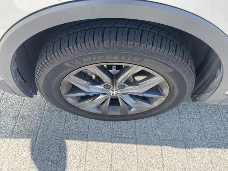 2023 Volkswagen Tiguan SE photo 1
