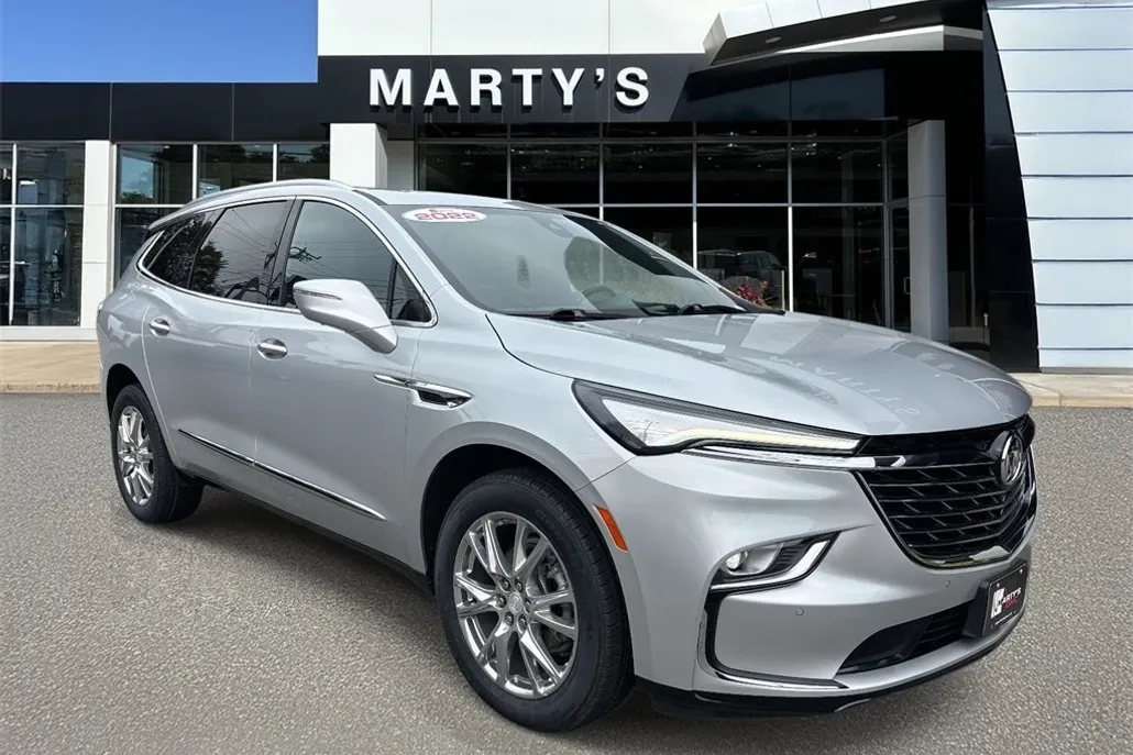 2022 Buick Enclave Essence photo 1