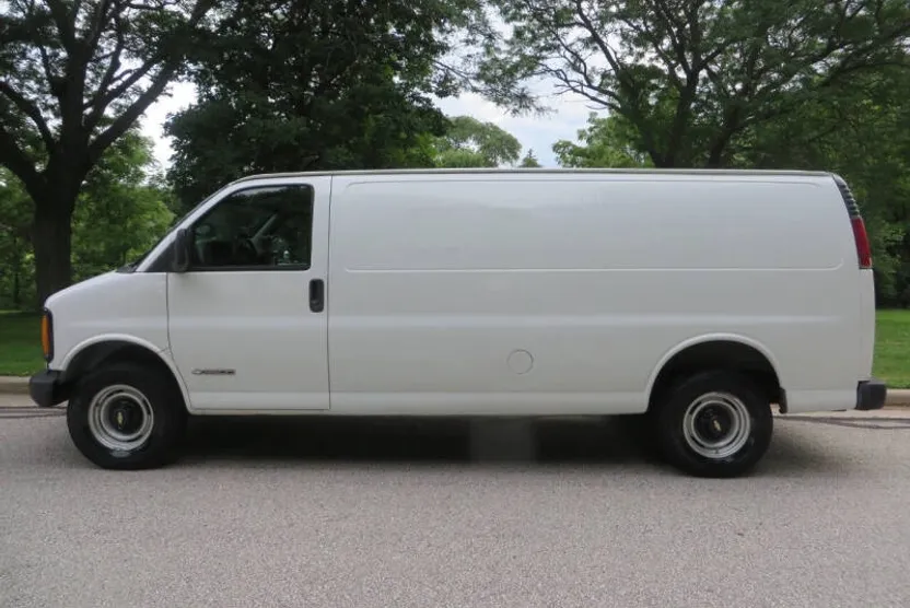 2000 Chevrolet Express Cargo Van photo 1