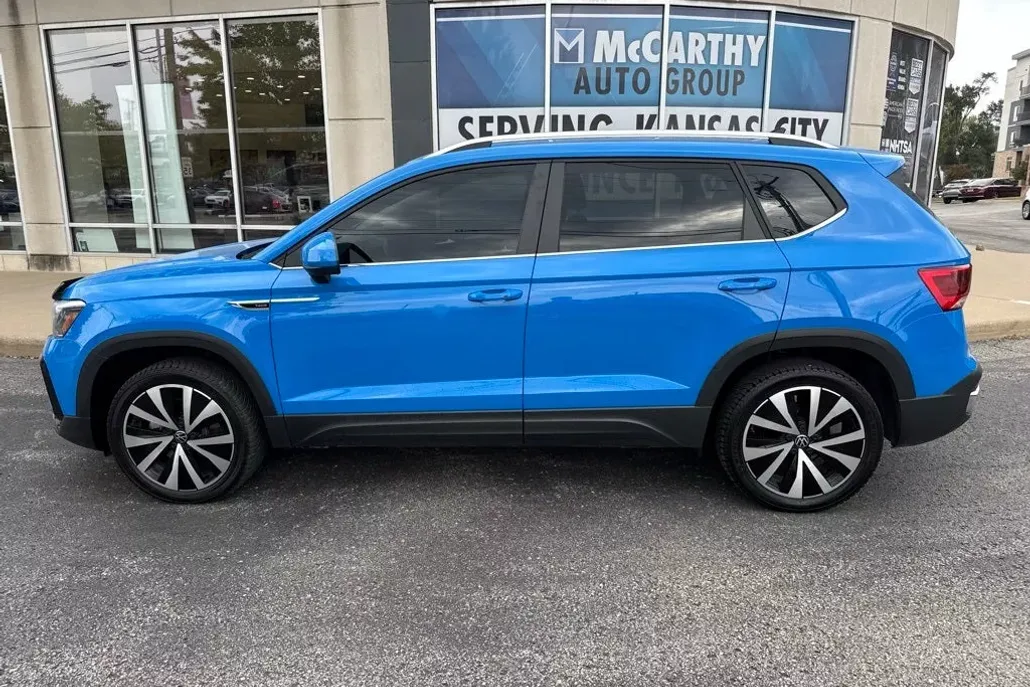 2022 Volkswagen Taos SE photo 1