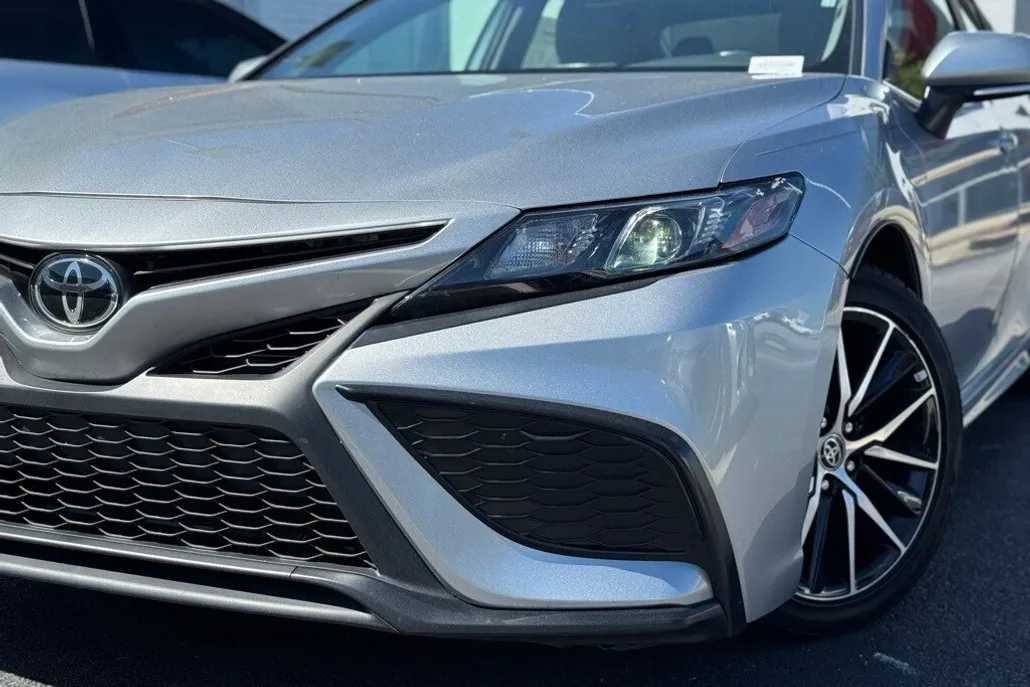 2023 Toyota Camry SE photo 1