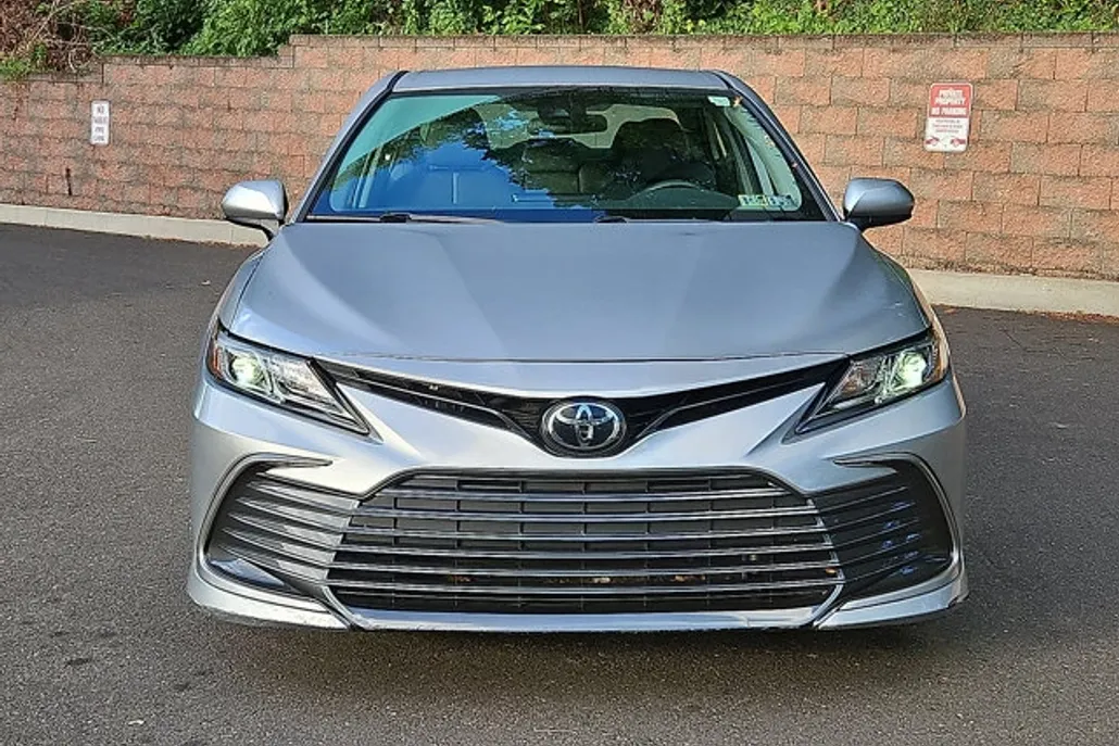 2022 Toyota Camry LE SE photo 1