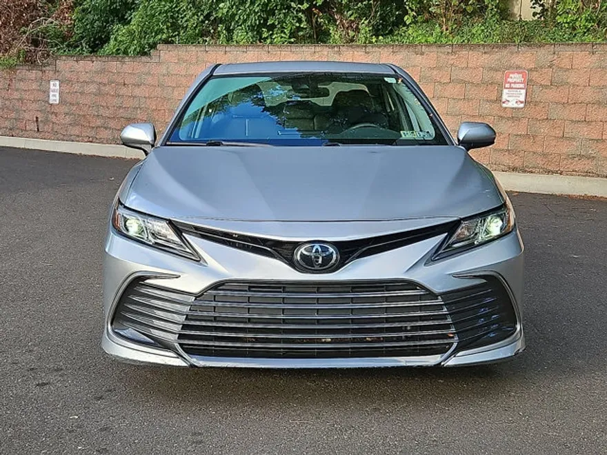 2022 Toyota Camry LE SE photo 1
