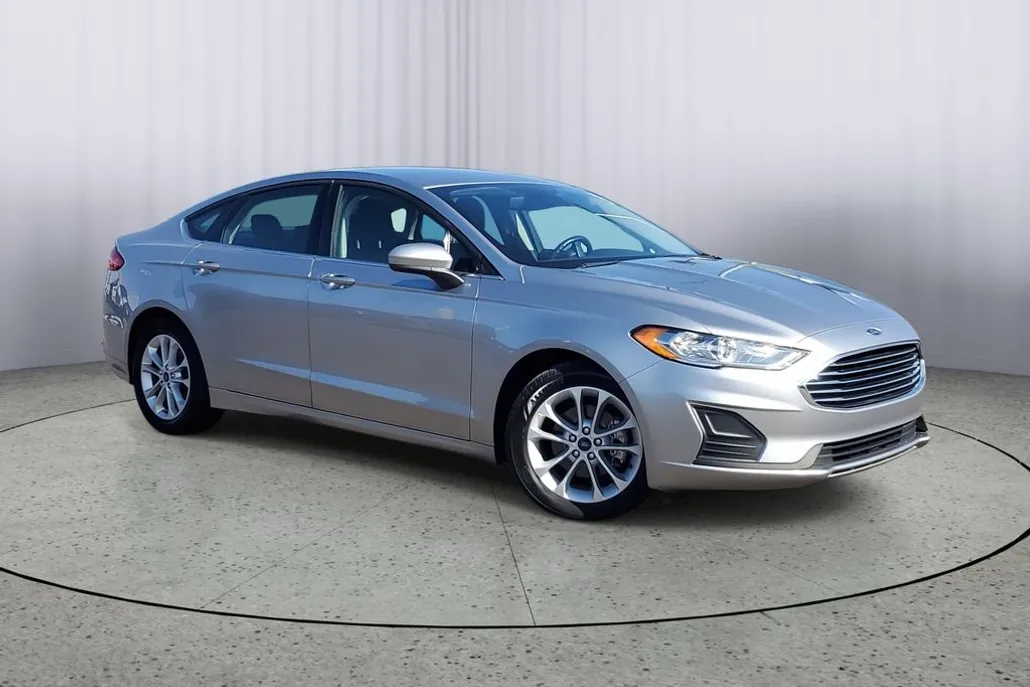 2020 Ford Fusion SE photo 1