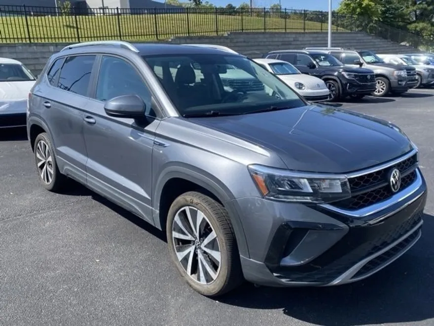 2022 Volkswagen Taos SE photo 1