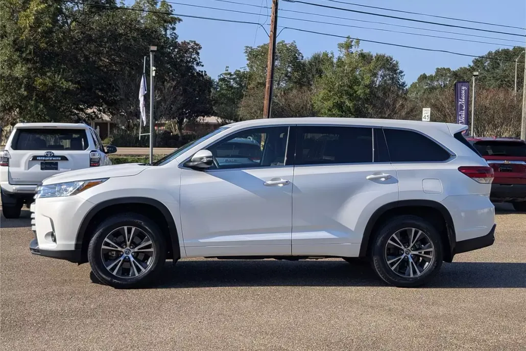 2018 Toyota Highlander LE photo 1