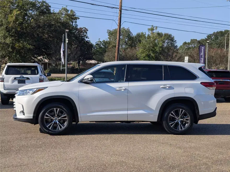 2018 Toyota Highlander LE photo 1