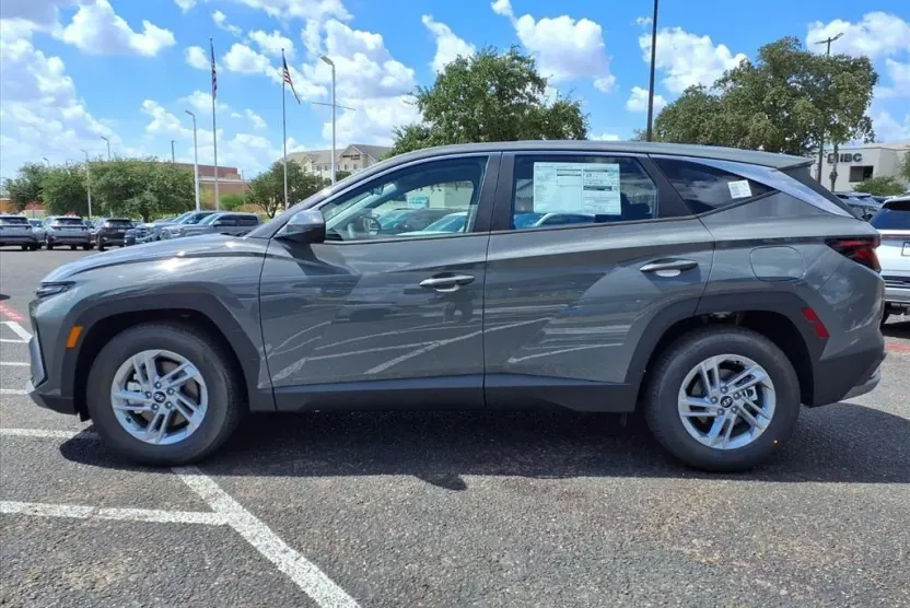 2026 Hyundai Tucson SE photo 1