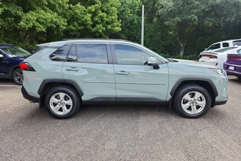 2021 Toyota RAV4 XLE photo 1
