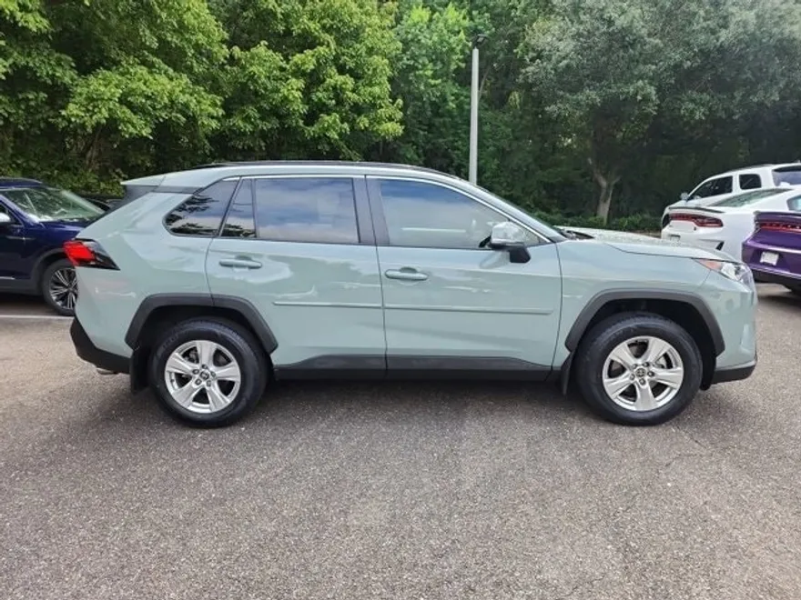 2021 Toyota RAV4 XLE photo 1