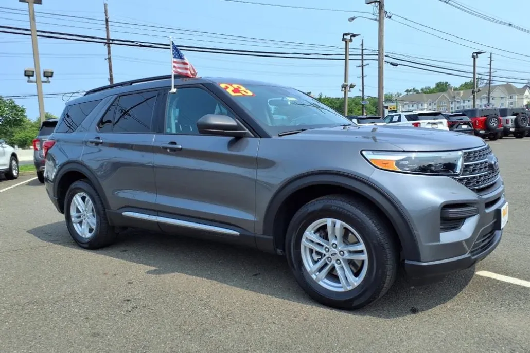 2023 Ford Explorer XLT photo 1