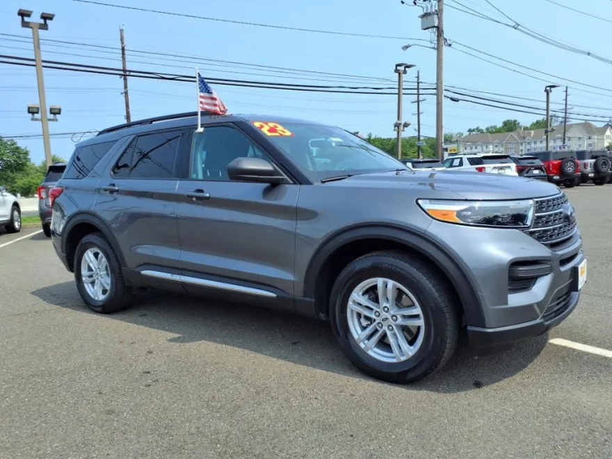 2023 Ford Explorer XLT photo 1
