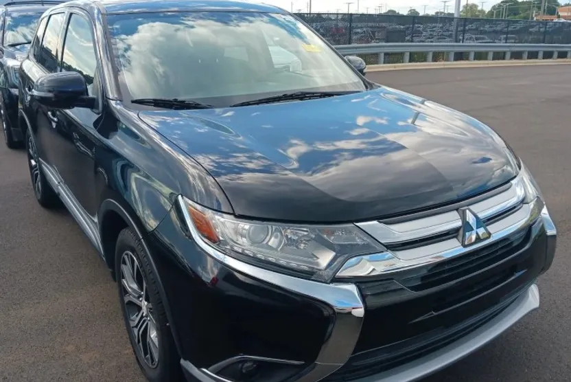 2016 Mitsubishi Outlander SE photo 1