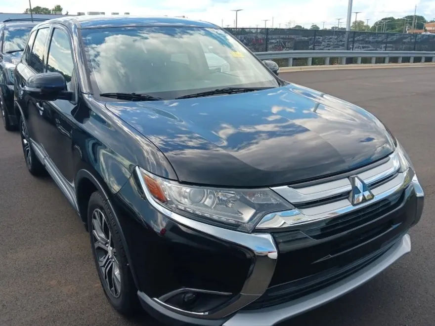 2016 Mitsubishi Outlander SE photo 1
