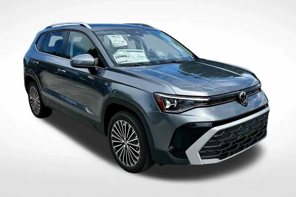 2025 Volkswagen Taos SE photo 1