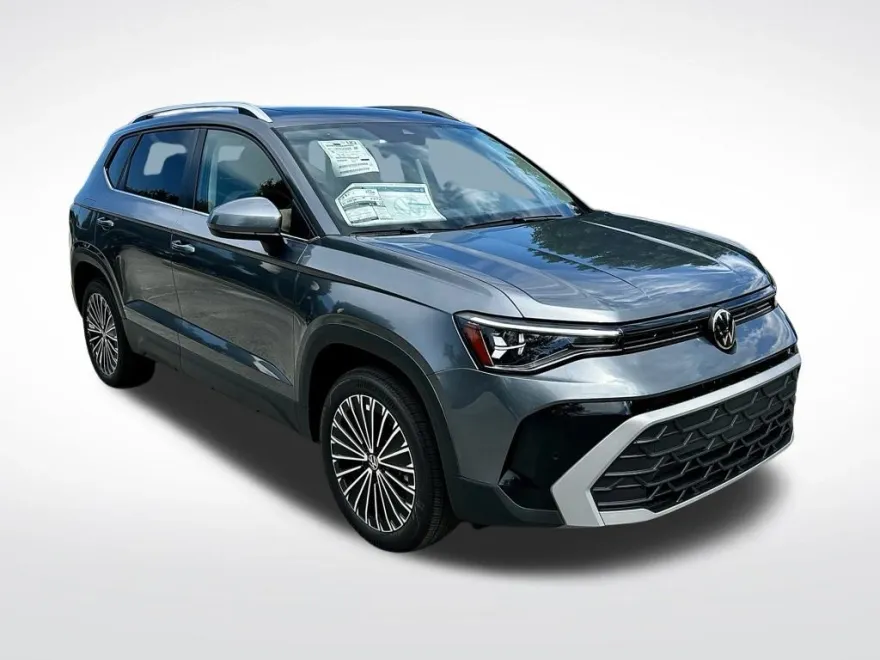 2025 Volkswagen Taos SE photo 1